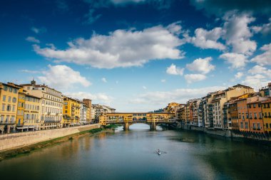 Ponte Vecchio, İtalya, Floransa 'daki Arno nehri üzerinde.