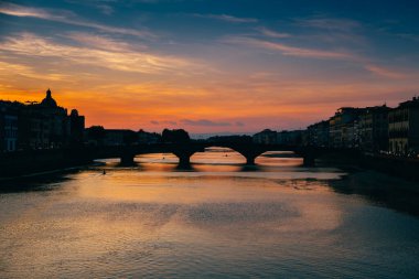 Ponte Vecchio, İtalya, Floransa 'daki Arno nehri üzerinde.