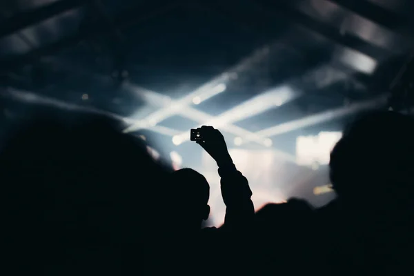 Bühnenbeleuchtung Und Publikum Mit Erhobenen Händen Bei Einem Musikfestival Fans — Stockfoto