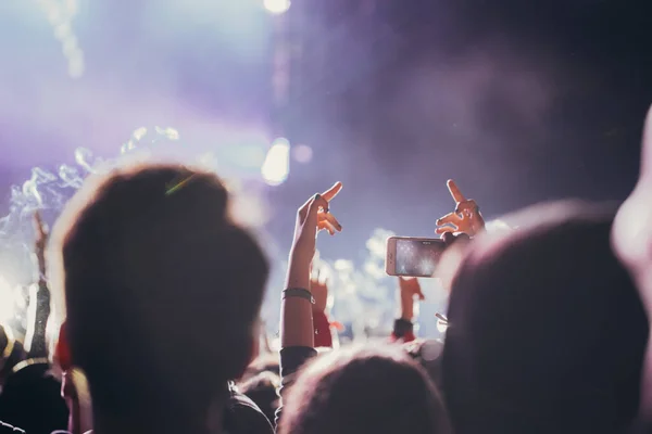 Światła Sceniczne Tłum Widzów Podniesionymi Rękami Festiwalu Muzycznym Fani Cieszą — Zdjęcie stockowe