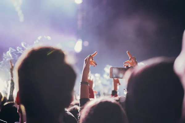 Bühnenbeleuchtung Und Publikum Mit Erhobenen Händen Bei Einem Musikfestival Fans — Stockfoto