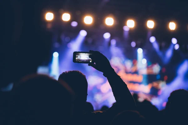 Lampu Panggung Dan Kerumunan Penonton Dengan Tangan Terangkat Festival Musik — Stok Foto
