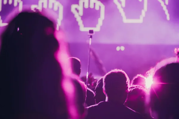 Światła Sceniczne Tłum Widzów Podniesionymi Rękami Festiwalu Muzycznym Fani Cieszą — Zdjęcie stockowe
