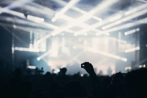 Luci Scena Folla Pubblico Con Mani Alzate Festival Musicale Fan — Foto Stock