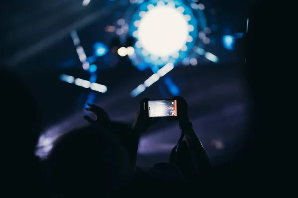 Bühnenbeleuchtung Und Publikum Mit Erhobenen Händen Bei Einem Musikfestival Fans — Stockfoto