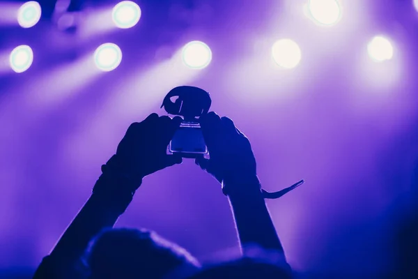 Sahne Işıkları Bir Müzik Festivalinde Elleri Havada Seyirci Kalabalığı Taraftarlar — Stok fotoğraf