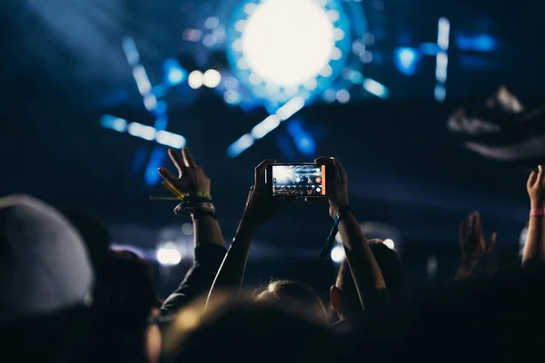 Luces Escenario Multitud Espectadores Con Las Manos Levantadas Festival Música —  Fotos de Stock