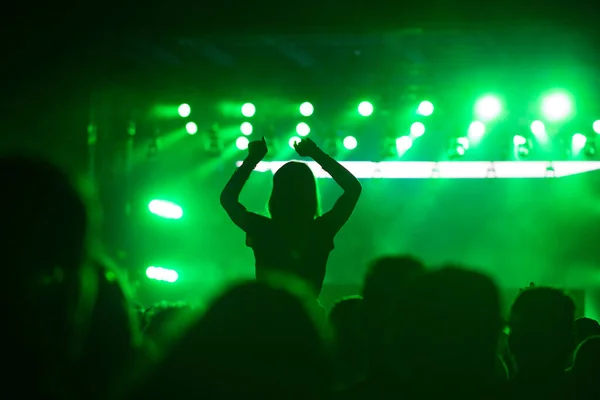 Luzes Palco Multidão Público Com Mãos Levantadas Festival Música Fãs — Fotografia de Stock