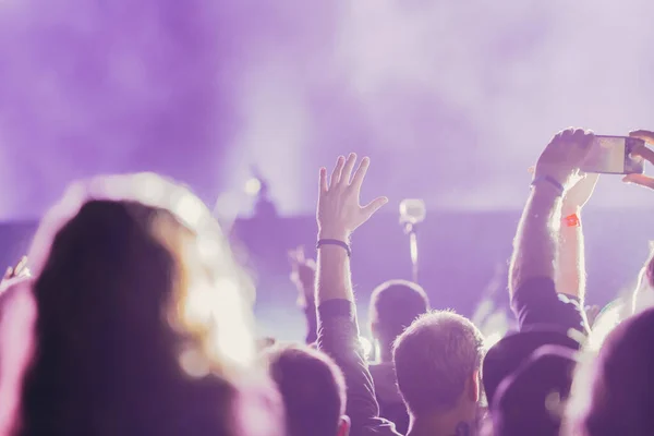 Bühnenbeleuchtung Und Publikum Mit Erhobenen Händen Bei Einem Musikfestival Fans — Stockfoto