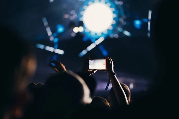 Bühnenbeleuchtung Und Publikum Mit Erhobenen Händen Bei Einem Musikfestival Fans — Stockfoto