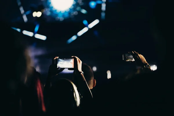 Lampu Panggung Dan Kerumunan Penonton Dengan Tangan Terangkat Festival Musik — Stok Foto