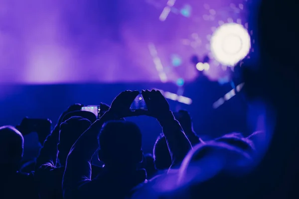 Lampu Panggung Dan Kerumunan Penonton Dengan Tangan Terangkat Festival Musik — Stok Foto