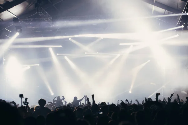 Luces Escenario Multitud Espectadores Con Las Manos Levantadas Festival Música —  Fotos de Stock