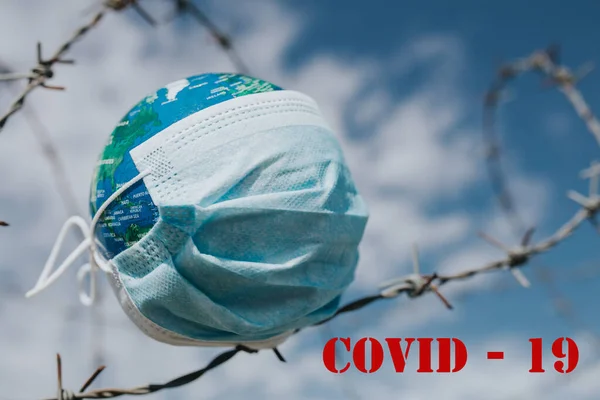 Chirurgische Maske Auf Der Erde Epidemien Konzept Welt Mit Covid — Stockfoto