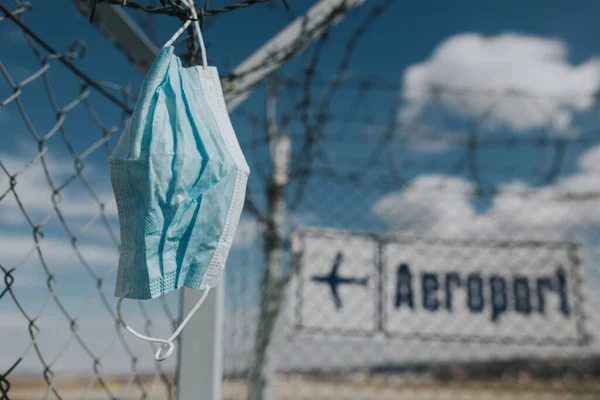 Máscara Cirúrgica Soprada Pelo Vento Aeroporto Ficou Presa Cerca Com Fotos De Bancos De Imagens Sem Royalties