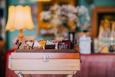 Kahve dükkanında nefis vejetaryen kekleri..