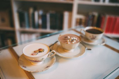 Çiçek süsleme ile servis edilen sıcak çikolata. Yeni barista stili.