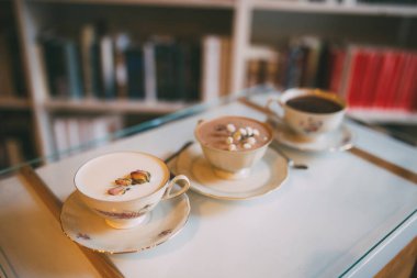 Çiçek süsleme ile servis edilen sıcak çikolata. Yeni barista stili.
