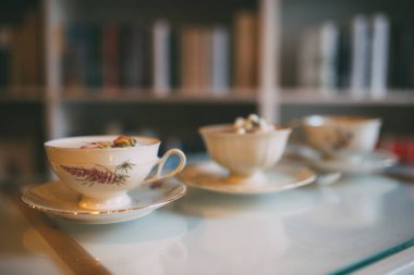 Çiçek süsleme ile servis edilen sıcak çikolata. Yeni barista stili.