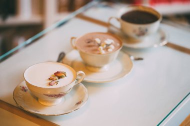 Çiçek süsleme ile servis edilen sıcak çikolata. Yeni barista stili.