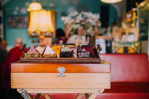 Deliciosas Rebanadas Pastel Vegano Una Cafetería — Foto de Stock