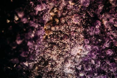 Ametist kuvars kristal değerli taşlar doğal bir formasyonda.