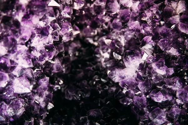 天然地层中紫水晶宝石的背景 — 图库照片