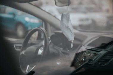 Arabada koruyucu maske var. Covid-19 salgını konsepti, İspanya.