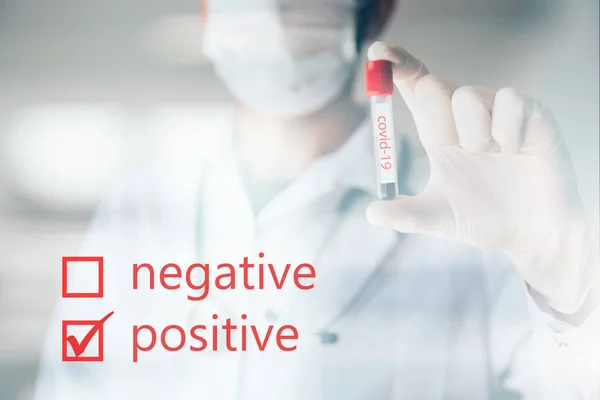Doktor Drží Pozitivní Covid Test Coronaviova Krize Propuknutí Vzorek Krve — Stock fotografie