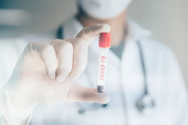 Doctor Holding Positive Covid Test Coronavius Outbreak Crisis Blood Sample — Stock Photo, Image