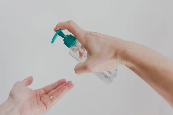 コヴィト19菌から消毒するために消毒剤を使用した男性の手 — ストック写真