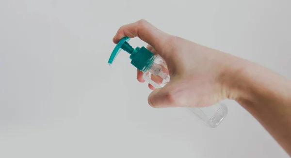 Mão Masculina Usando Desinfetante Para Desinfetar Das Bactérias Covid — Fotografia de Stock