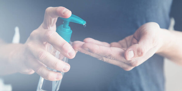 Мужская рука с помощью дезинфицирующего средства для дезинфекции от бактерий Covid-19
. 