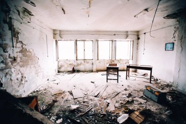 Terk edilmiş binanın içini göster 