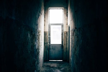 Terk edilmiş binanın içini göster 