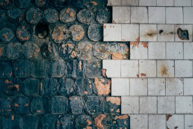 Kırık kiremitleri olan eski taş duvar.