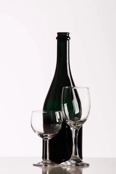 Wijnfles Glazen Een Witte Achtergrond — Stockfoto