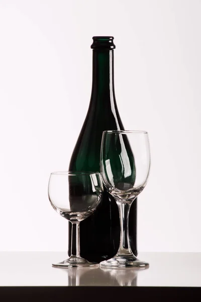 Wijnfles Glazen Een Witte Achtergrond — Stockfoto