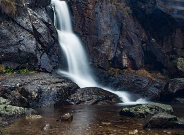 Bir şelale / nehrin uzun pozlama resmi.
