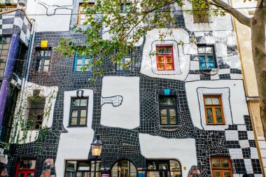 Viyana, Avusturya - 05.10.2019: Ünlü Avusturyalı sanatçı Friedensreich Hundertwasser tarafından tasarlanan Wien 'deki postmodern Hundertwasser Müzesi.
