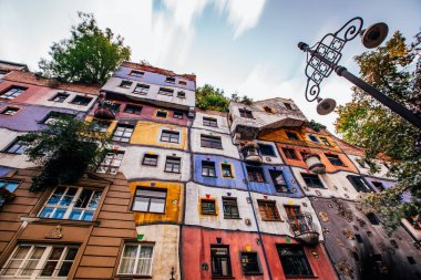 Viyana, Avusturya - 05.10.2019: Ünlü Avusturyalı sanatçı Friedensreich Hundertwasser tarafından tasarlanan Wien 'deki postmodern Hundertwasser Müzesi.