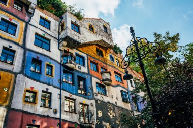 Viyana, Avusturya - 05.10.2019: Ünlü Avusturyalı sanatçı Friedensreich Hundertwasser tarafından tasarlanan Wien 'deki postmodern Hundertwasser Müzesi.