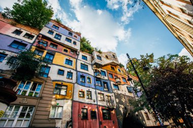 Viyana, Avusturya - 05.10.2019: Ünlü Avusturyalı sanatçı Friedensreich Hundertwasser tarafından tasarlanan Wien 'deki postmodern Hundertwasser Müzesi.