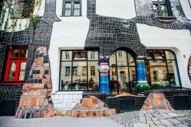 Viyana, Avusturya - 05.10.2019: Ünlü Avusturyalı sanatçı Friedensreich Hundertwasser tarafından tasarlanan Wien 'deki postmodern Hundertwasser Müzesi.