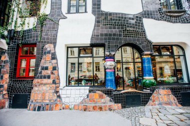 Viyana, Avusturya - 05.10.2019: Ünlü Avusturyalı sanatçı Friedensreich Hundertwasser tarafından tasarlanan Wien 'deki postmodern Hundertwasser Müzesi.