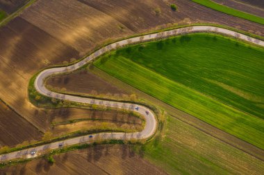 Baharda boş tarım alanlarının insansız hava aracı görünümü.