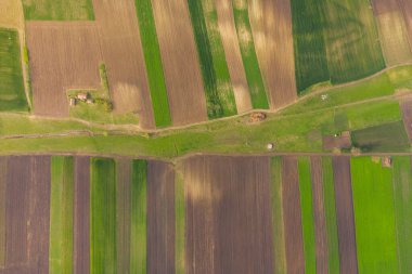 Baharda boş tarım alanlarının insansız hava aracı görünümü.