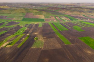 Baharda boş tarım alanlarının insansız hava aracı görünümü.