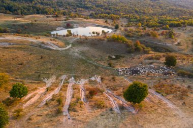 Sonbahar manzarası üzerinde güzel bir gün batımı bir drondan görülüyor. Seyahat tutkusu konsepti.