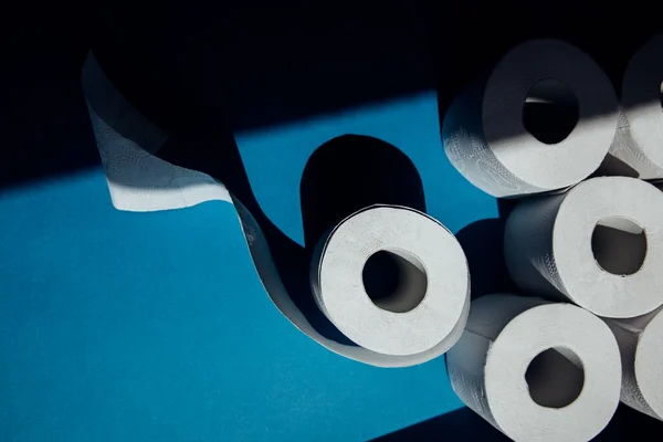 Toilettenpapierrollen Auf Blauem Hintergrund Panikeinkäufe Zur Zeit Des Epidemie Ausbruchs — Stockfoto